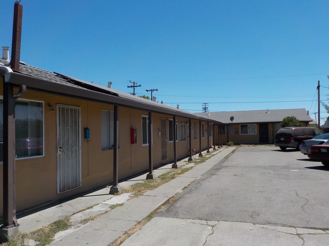 Primary Photo - 133 E Travis Blvd