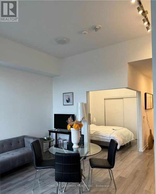 Photo du bâtiment - 395 Bloor St E