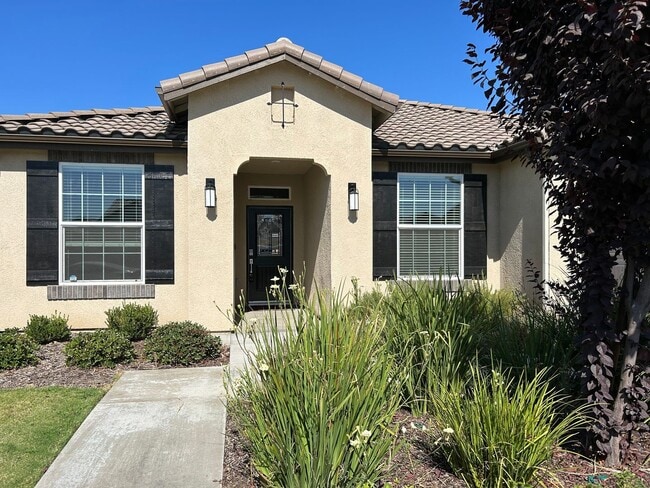 Building Photo - Beautiful 4 Bedroom 2 Bathroom Home in SE Visalia with Solar and Yard Care!