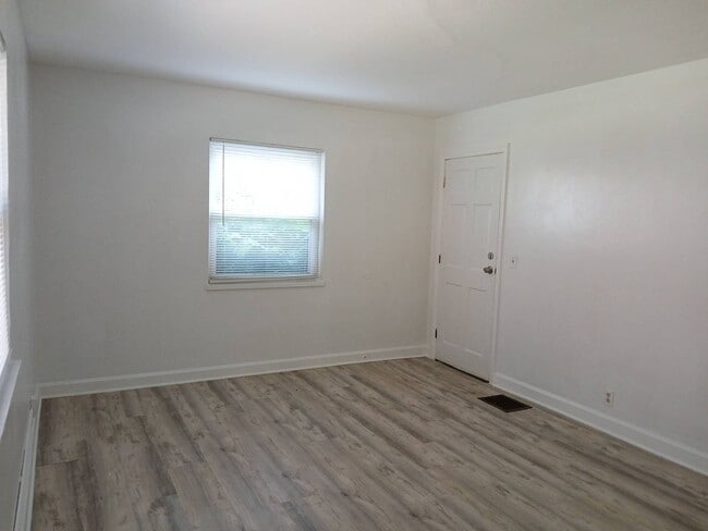 Building Photo - 238 E Beechwood Ave