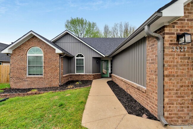Foto del edificio - 3 Bed 2 Bath home Just Mins Away from Lake Fayetteville and I-49
