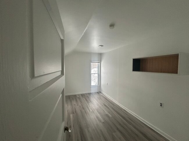 Building Photo - 421 W Bond St