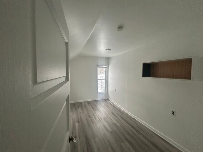 Foto del edificio - 421 W Bond St