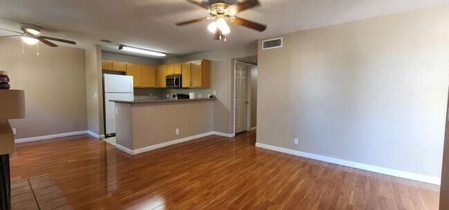 Foto del edificio - WONDERFUL CONDO FEATURING 3 BEDROOMS; CLOS...