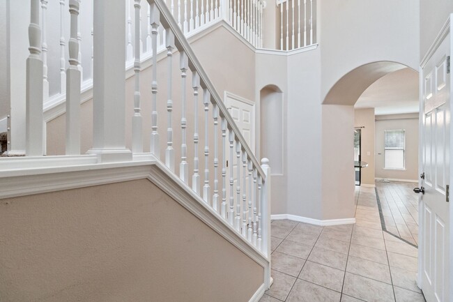 Building Photo - PENDING APPLICATION-Beautiful 2/2.5 Townho...