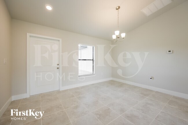 Building Photo - 915 Plumosa Ave