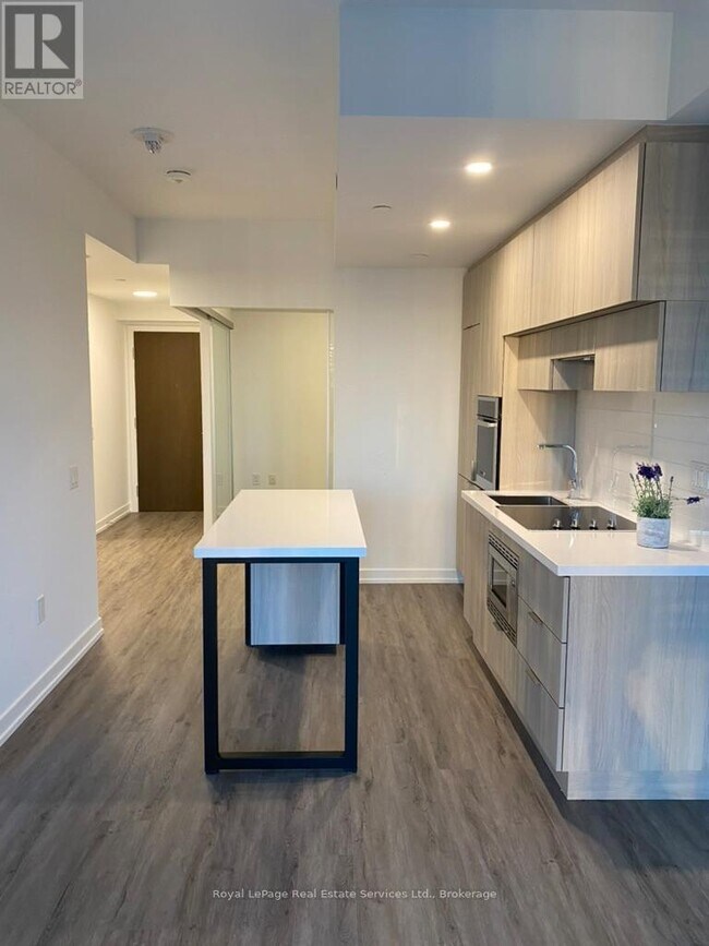 Building Photo - 39 Roehampton Ave