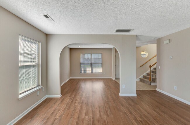 Foto del edificio - Charming Home with Lake Views & Screened P...