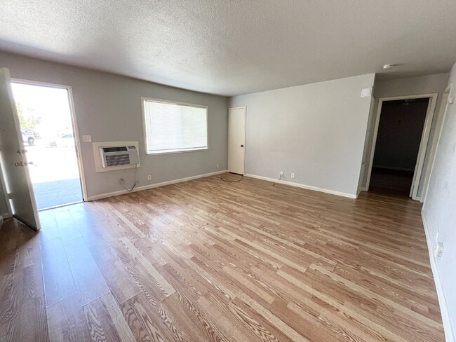 Building Photo - Merced: $975 1 bed 1 bath downstairs unit