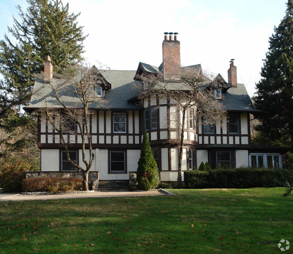 Building Photo - 51 Dearfield Dr