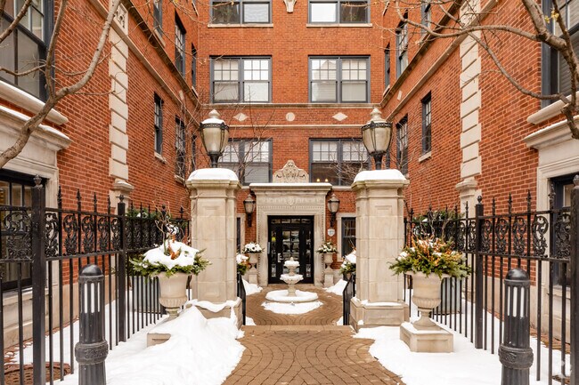 Entrance - 444 W Roslyn Pl