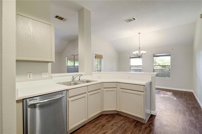 Foto del edificio - 7509 Spivey Dr