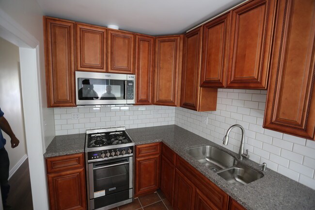 Building Photo - 2844 Glenrose Ave