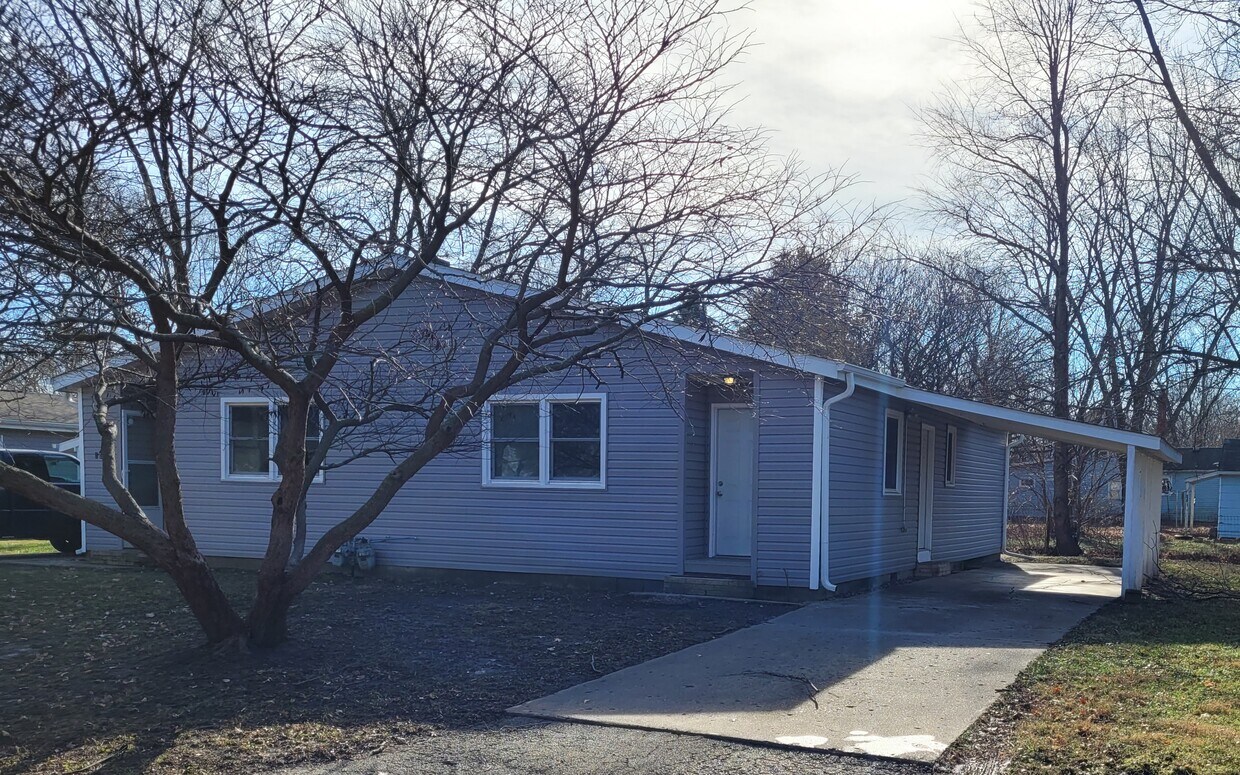 Primary Photo - 209 W Green St