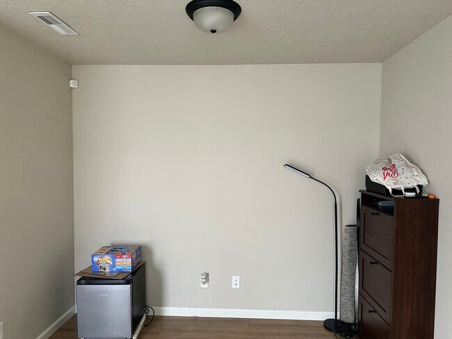 Sala de estar del primer piso (la suya) - 6992 SE Frasier Ln