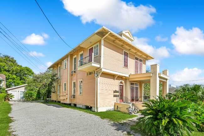 Building Photo - 319 S Lopez St