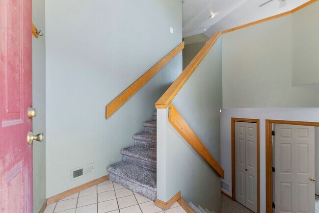 Foto del edificio - 4 Bedroom Townhome near campus