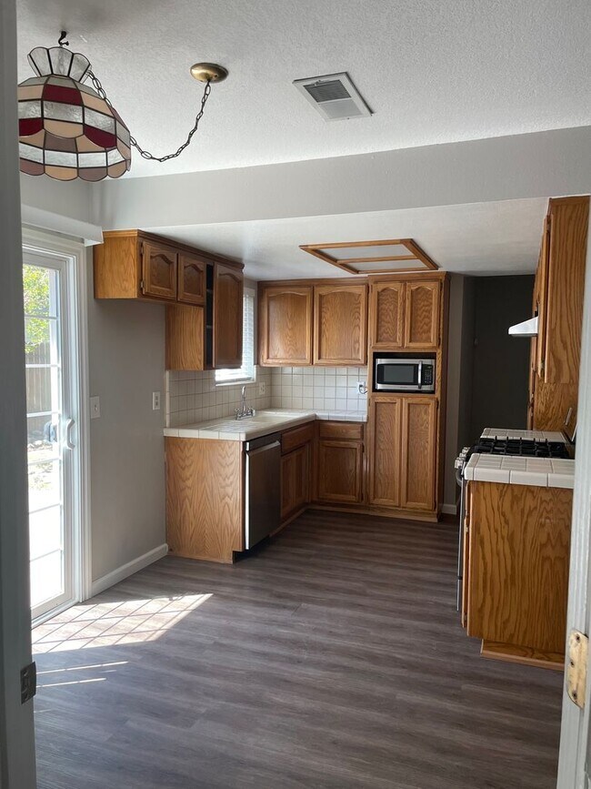 Building Photo - Nice 3 bedroom 2 Bath Roseville Home