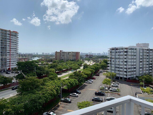 Foto del edificio - 1200 NE Miami Gardens Dr