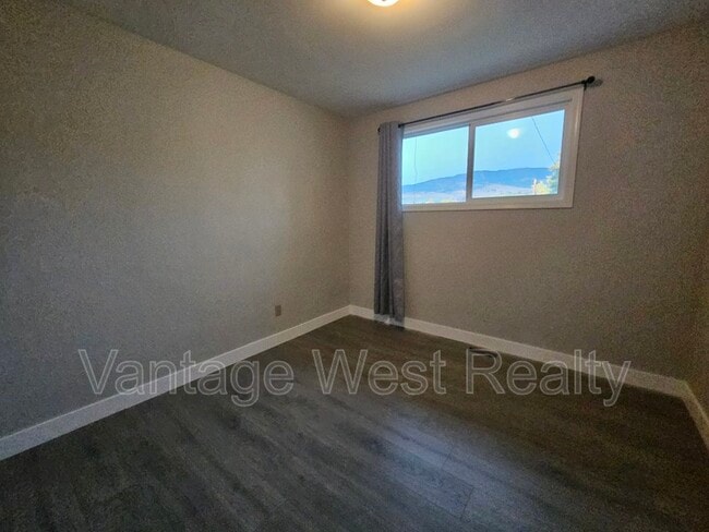 Building Photo - 320 Rutland Rd S