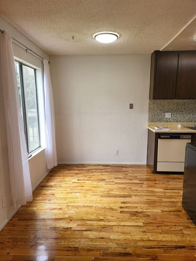 Building Photo - Lower Level Condo in the Nestled Hills of ...