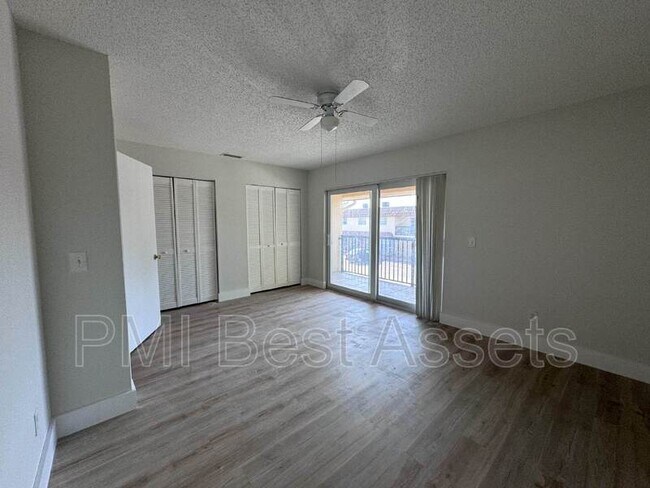 Building Photo - 6520 SW 41st Pl
