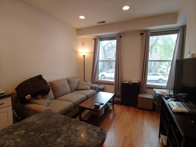 Foto del edificio - 2425 N Greenview Ave