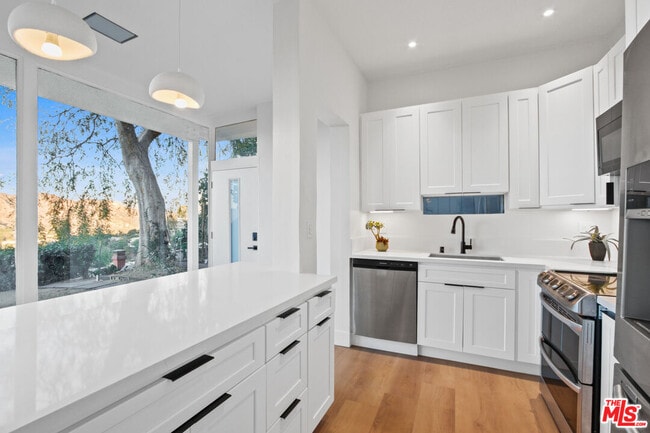 Foto del edificio - 7326 Pacific View Dr