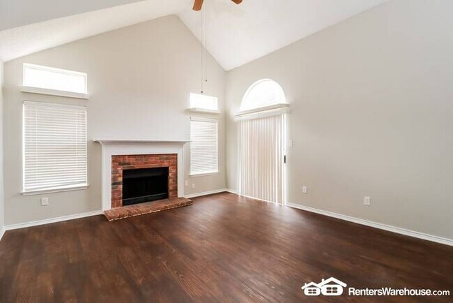 Building Photo - PRICE DROP!!  Newly renovated spacious 3 b...