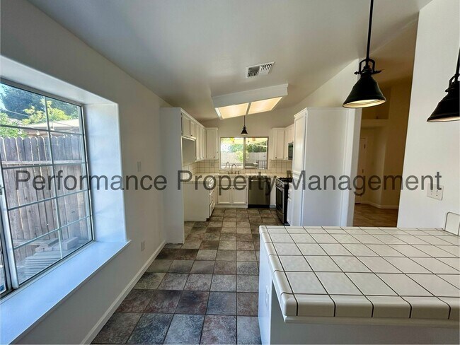Building Photo - Stunning 3 Bed/2 Bath N Bakersfield Home w...