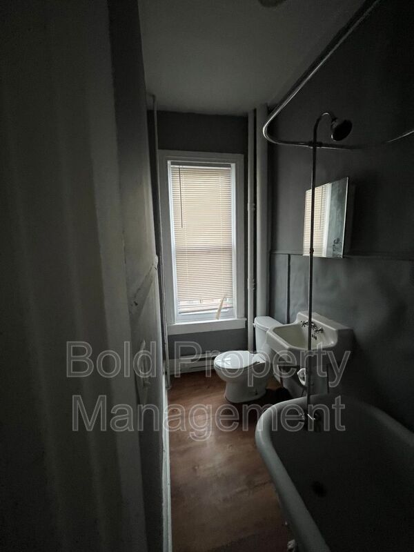 Building Photo - 214 S 10th St
