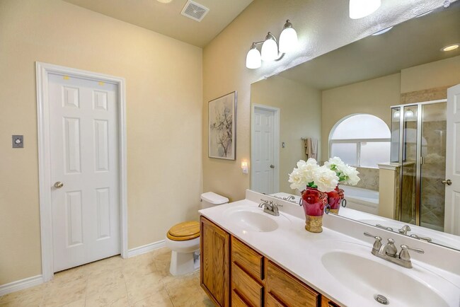 Building Photo - 2409 Creek Villas Dr