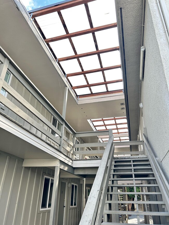 Photo du bâtiment - 646 Admirals Rd