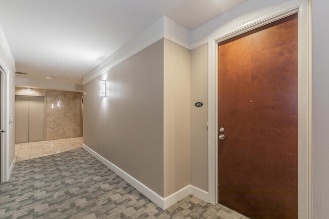 Entrance to 601 - 1505 Elm St