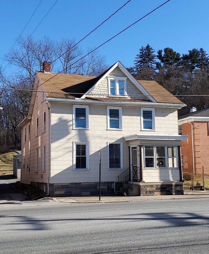 233 E Main St Unit 2nd Floor, Waynesboro, PA 17268 Room for Rent in