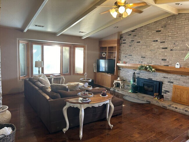 Building Photo - Incredible Country Home