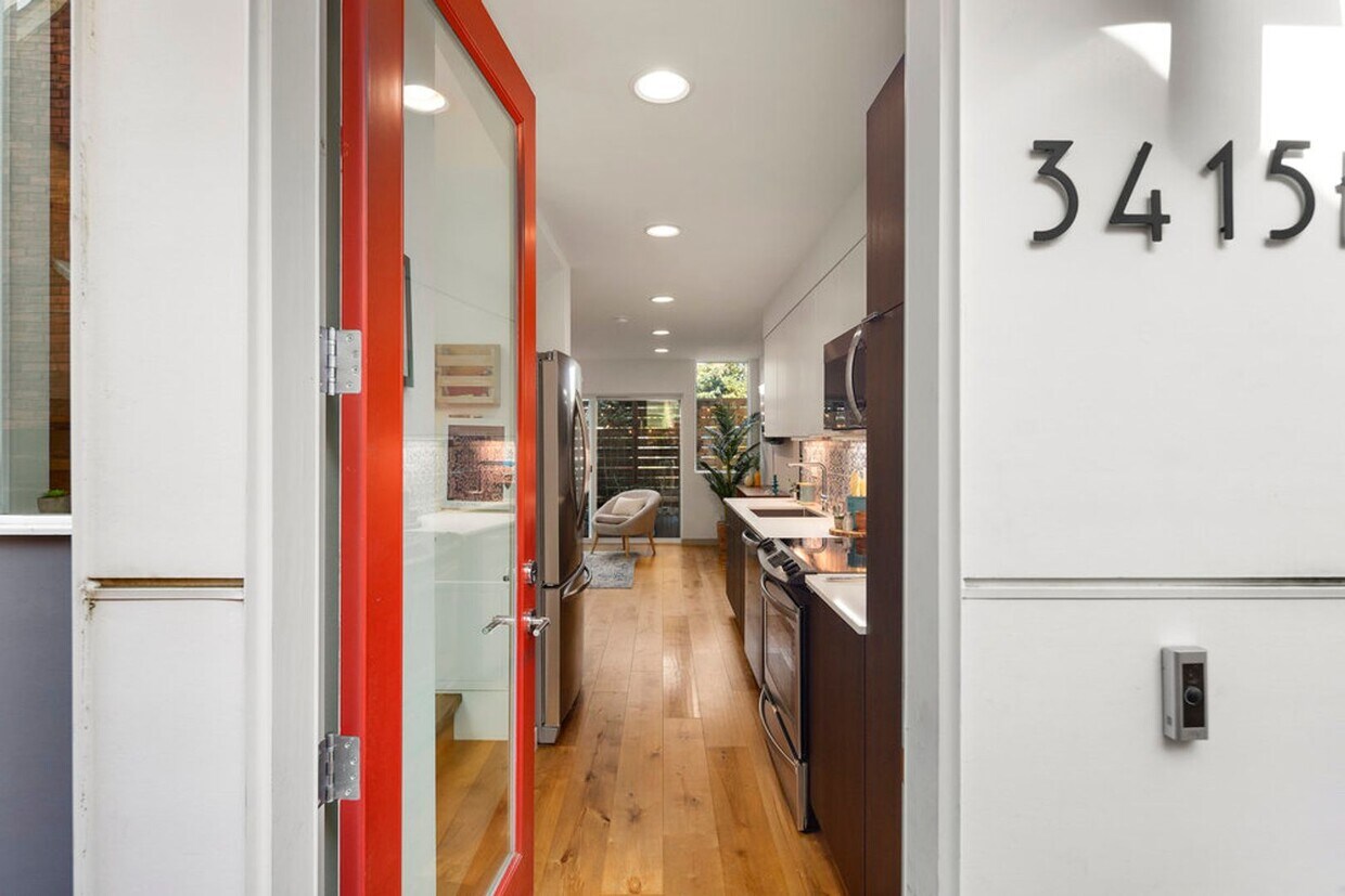 Foto principal - Modern Beacon Hill Townhome | Rooftop Deck...