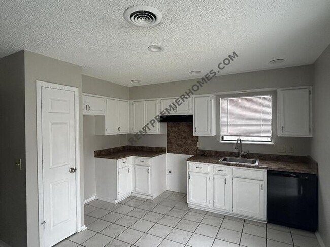 Building Photo - 1533 E 67th Pl. Tulsa, OK 74136