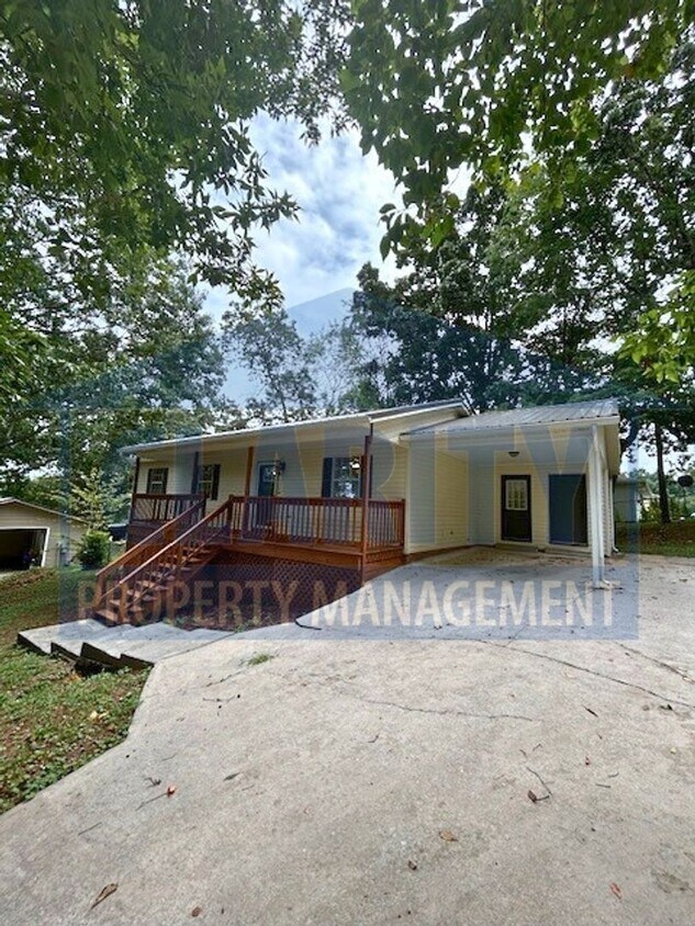Foto principal - Newly renovated 3 bedroom, 2 bath ranch home!