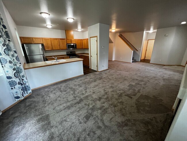 Foto del edificio - DuPont, end unit, 3 bedroom, 2.5 bath Townhome