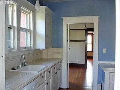 Building Photo - Upper duplex unit in century duplex