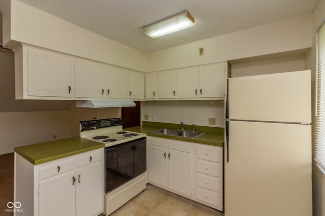 Building Photo - 811 Riverside Dr