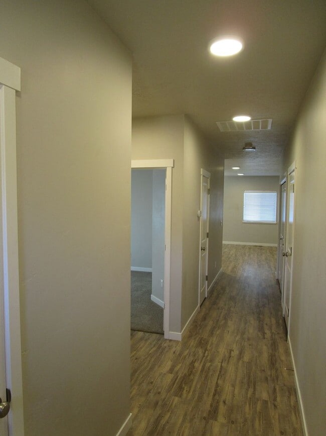 Building Photo - 0598