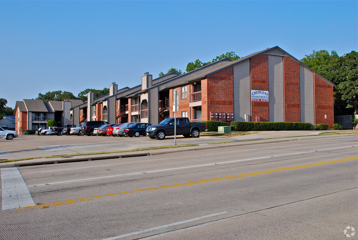 Primary Photo - Crescent Apartments