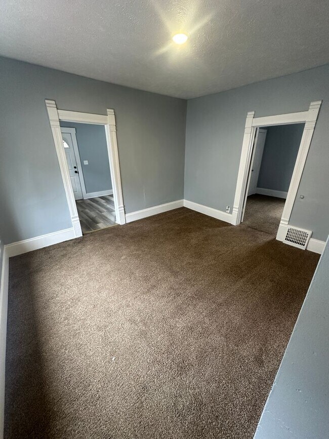 Foto del edificio - 4 Bed / 2 Bath Sunroom, Updated Kitchen & Spacious Layout!