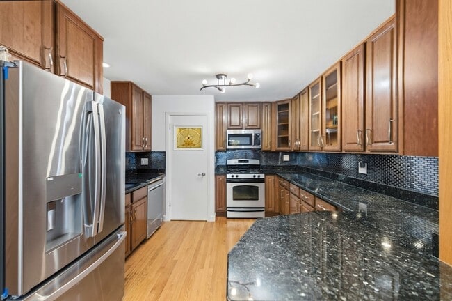 Foto del edificio - 4656 N Narragansett Ave