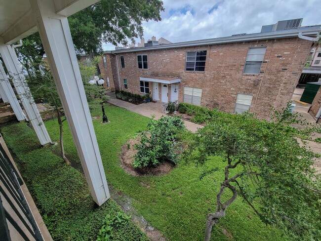 Foto del edificio - Charming and spacious one bedroom upstairs unit located in the courtyard by Clear Lake. New paint...