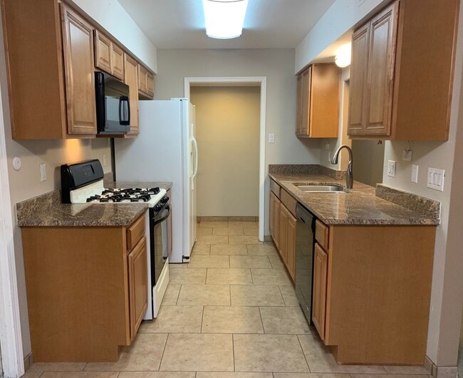 Building Photo - 812 Oro Real NE