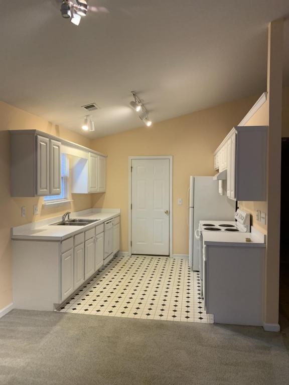 Foto del edificio - 853 Silvercrest Dr