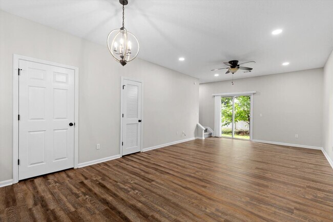 Building Photo - Hidden townhouse community right near the ...